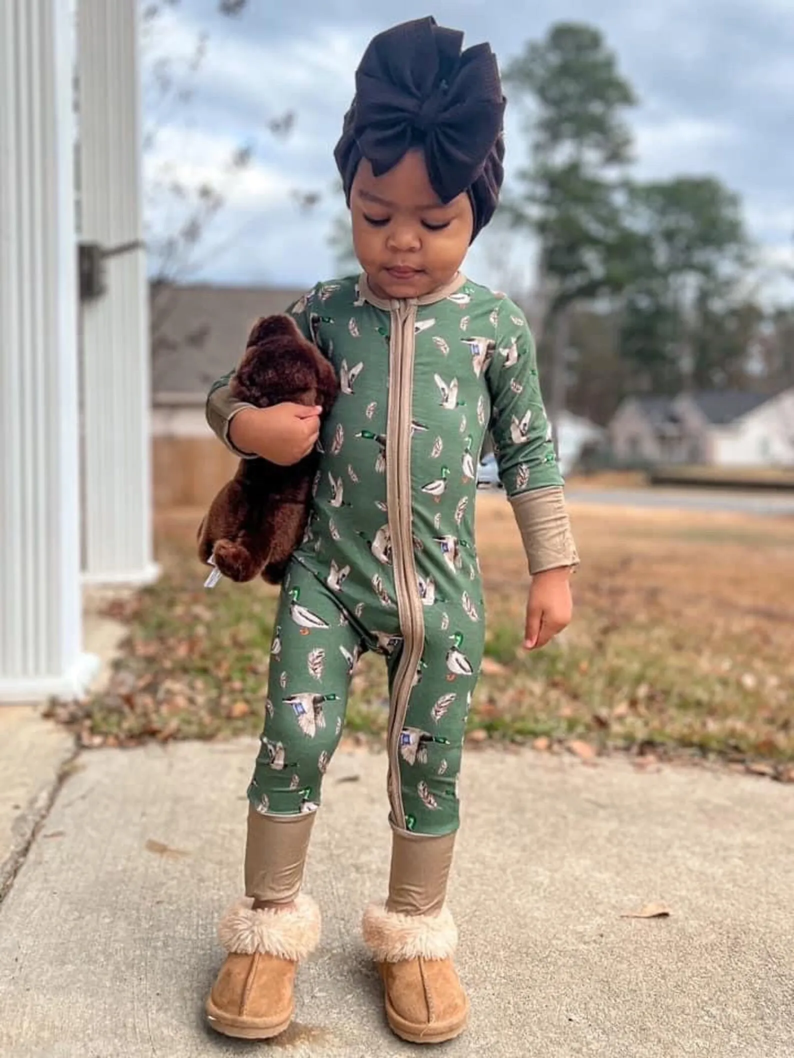 Soft bamboo postpartum pajama set for new moms, ideal for wholesale buyers seeking sustainable, comfortable, and high-demand maternity wear products.